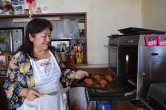オーブンでパンを焼く様子の写真