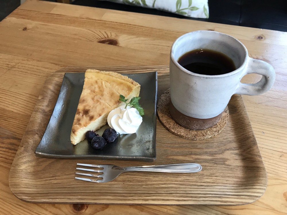 カフェインレスのコーヒーとヨーグルトタルト