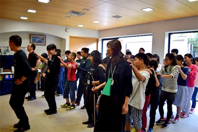 フォークダンスを踊る練習をしている様子の写真
