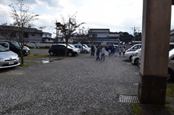 学校に戻る子どもたちの後姿の写真