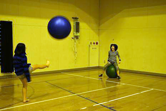 バランスボールで遊ぶ様子