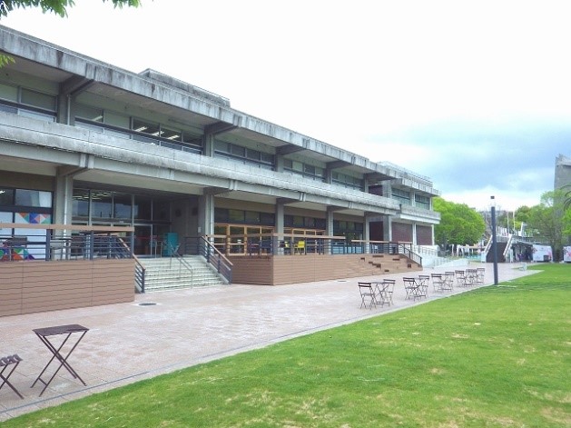 県立図書館1階南側にあります
